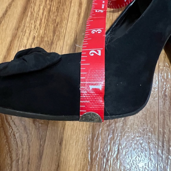 G by Guess bow pumps, size 8.5 - Picture 9 of 15